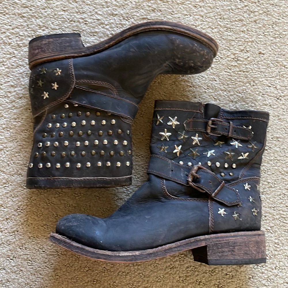 Zigi girl Cessily Distressed Leather Studded Belted Biker Boots. NWT